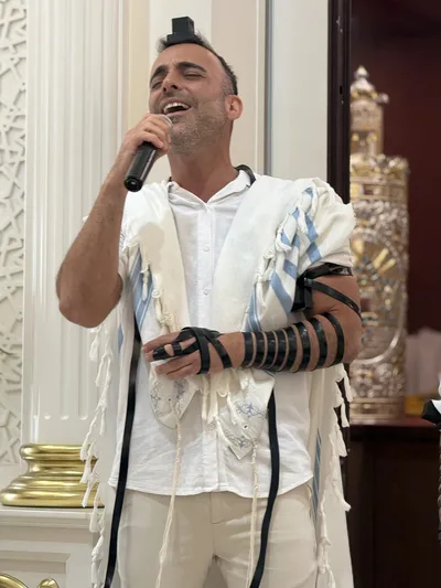 אביאל מלכא בעבודתו - תיעוד רגע של שירה והתרגשות